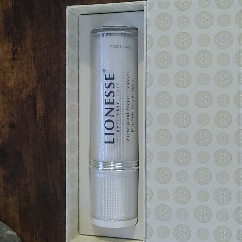 NWT Lionesse White Pearl Facial Cleanser